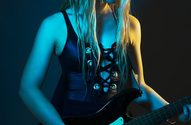 Lizzy Latimer plays the guitar